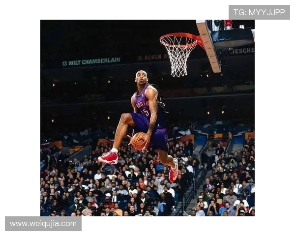 足球明星们的扣篮挑战谁能在篮球场上大显身手视频揭秘